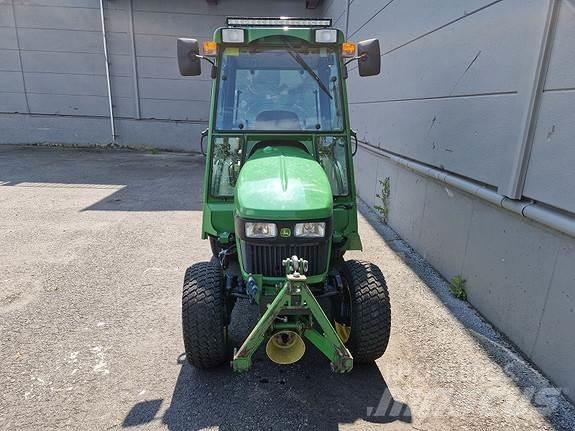 John Deere 2032R トラクター