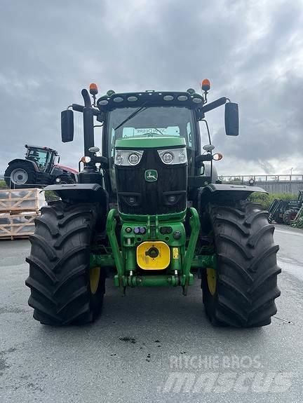 John Deere 6215R トラクター