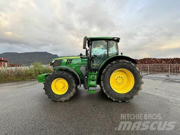 John Deere 6215R トラクター