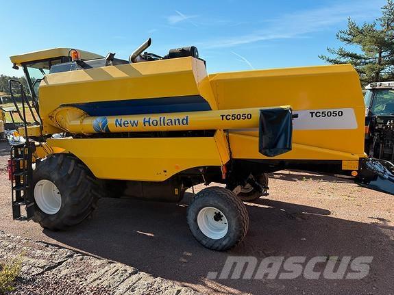New Holland TC5050 コンバイン