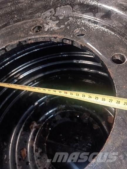 Nokian  タイヤ、ホイル、リム