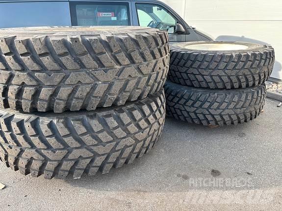 Nokian TRI 2 タイヤ、ホイル、リム