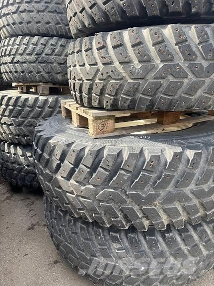 Nokian TRI 2 タイヤ、ホイル、リム