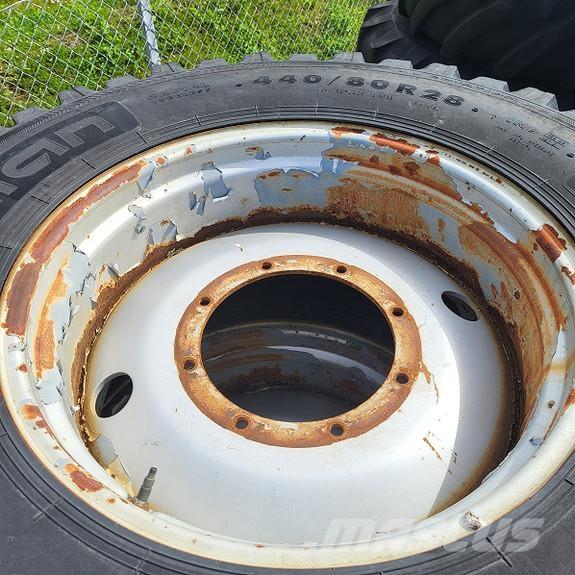Nokian TRI 2 タイヤ、ホイル、リム