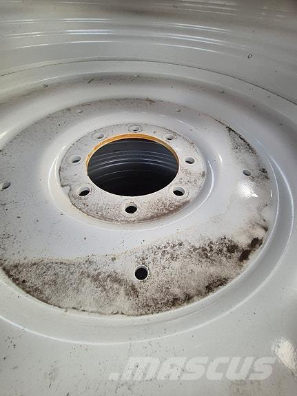 Nokian TRI2 タイヤ、ホイル、リム