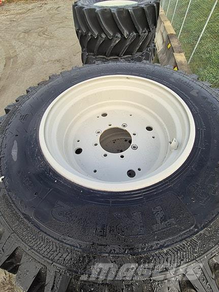 Nokian TRI2 タイヤ、ホイル、リム