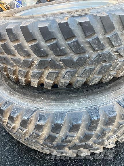  TRI Nokian タイヤ、ホイル、リム