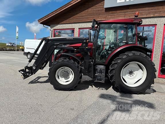 Valtra A114 トラクター