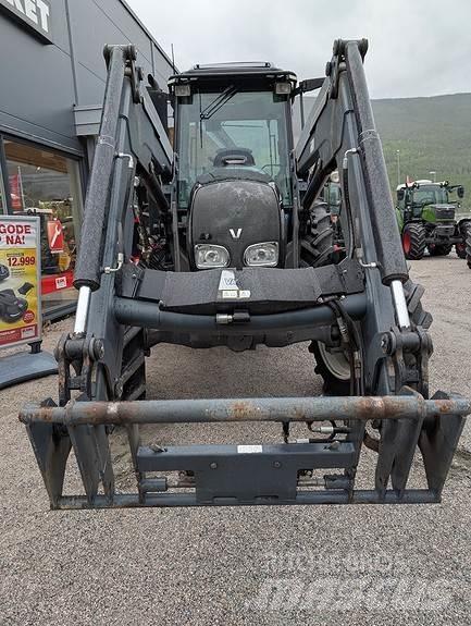 Valtra A83 トラクター