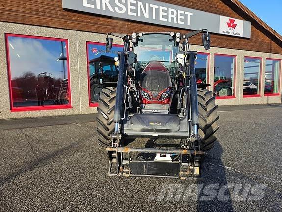 Valtra G135 Active トラクター