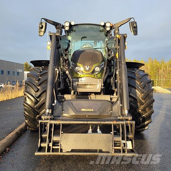 Valtra G135 Active トラクター