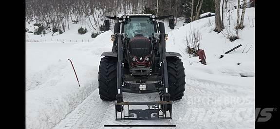 Valtra N134D トラクター