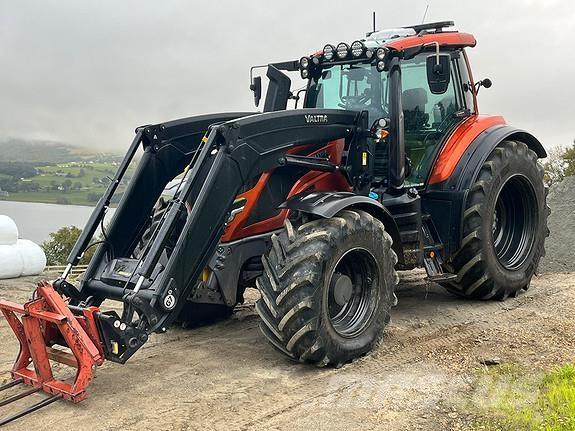 Valtra T235D トラクター