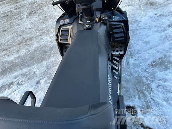 Yamaha Viking 5 スノーモービル