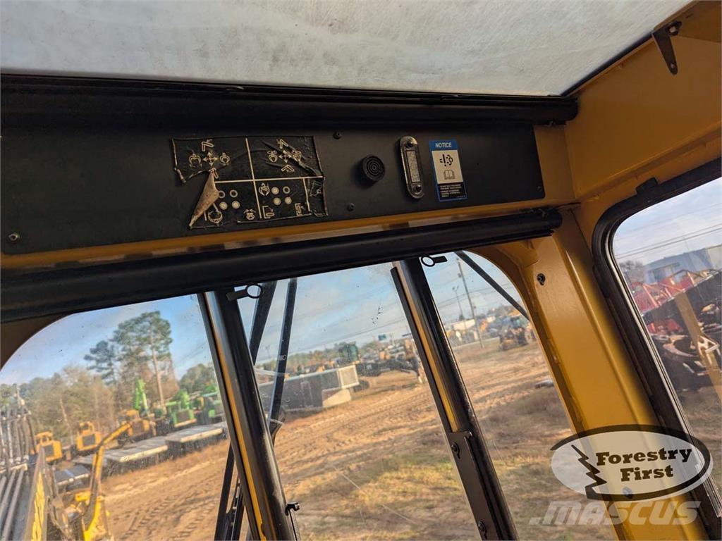 Tigercat 234B ナックルブームローダー