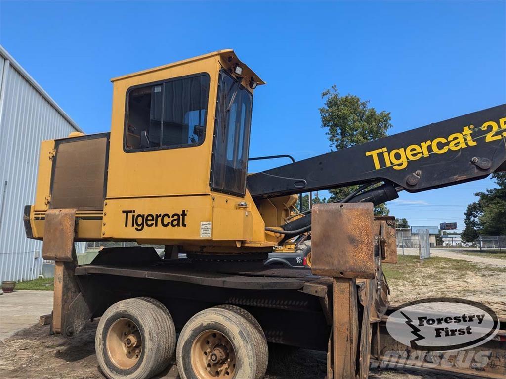 Tigercat 250D ナックルブームローダー
