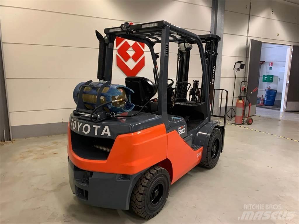Toyota 02-8FGF30 LPGフォークリフト