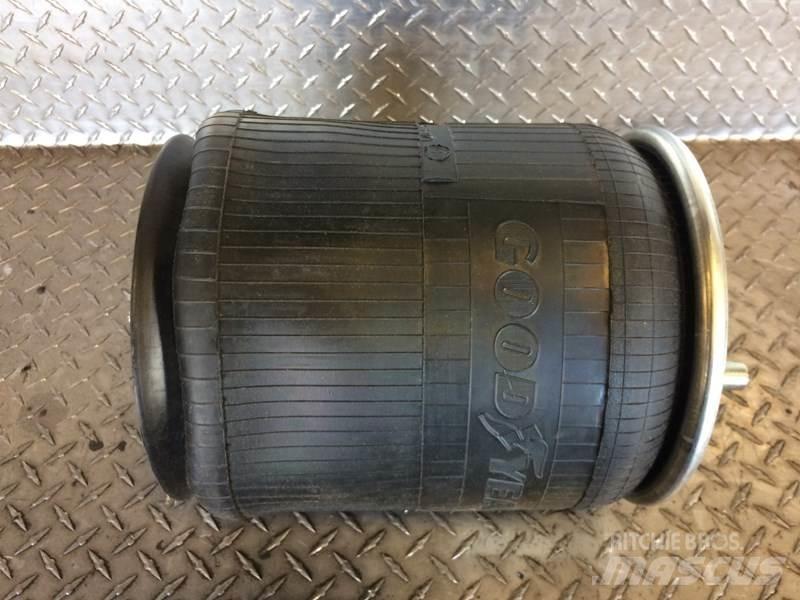 Goodyear  シャーシ及びサスペンション
