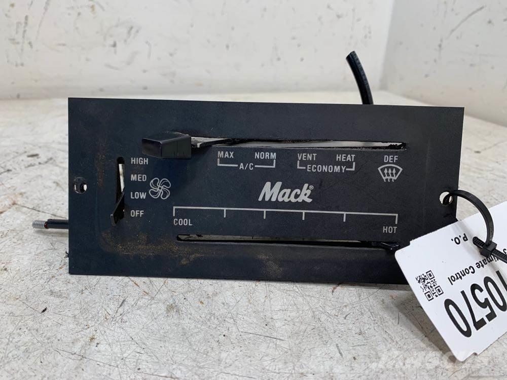 Mack CV713 電子機器