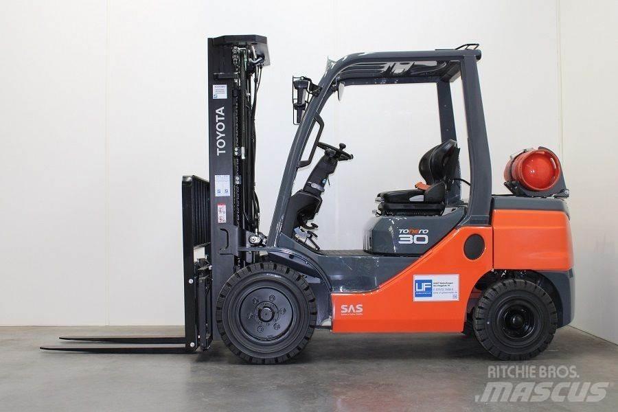 Toyota 02-8FGF30 LPGフォークリフト
