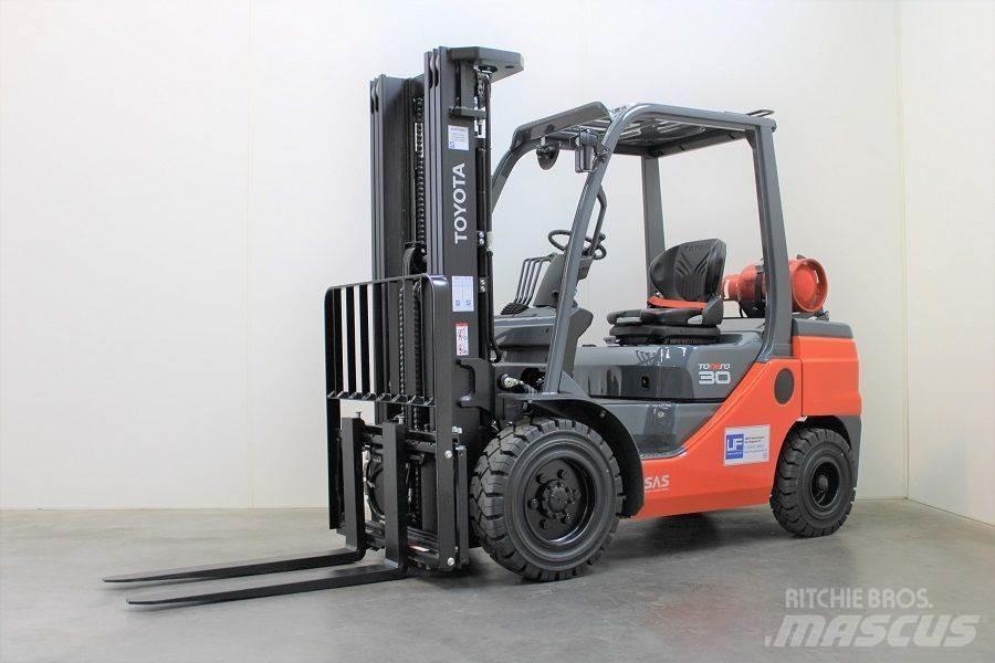 Toyota 02-8FGF30 LPGフォークリフト