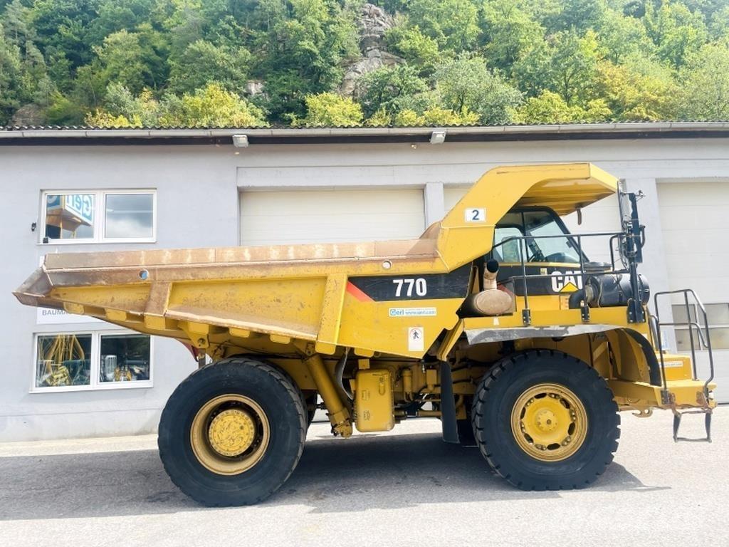 CAT 770 アーティキュレート式ダンプトラック