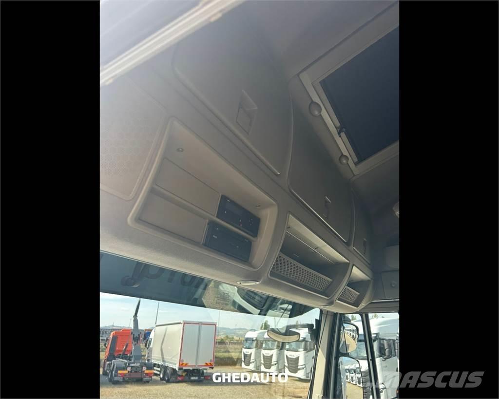 Iveco AS440S48T/P ボックスボディー、ウイング、箱車