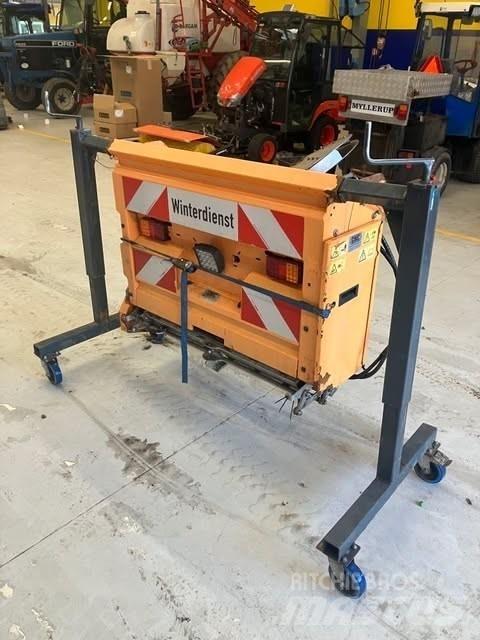 Fiedler  砂と塩撒き専用車
