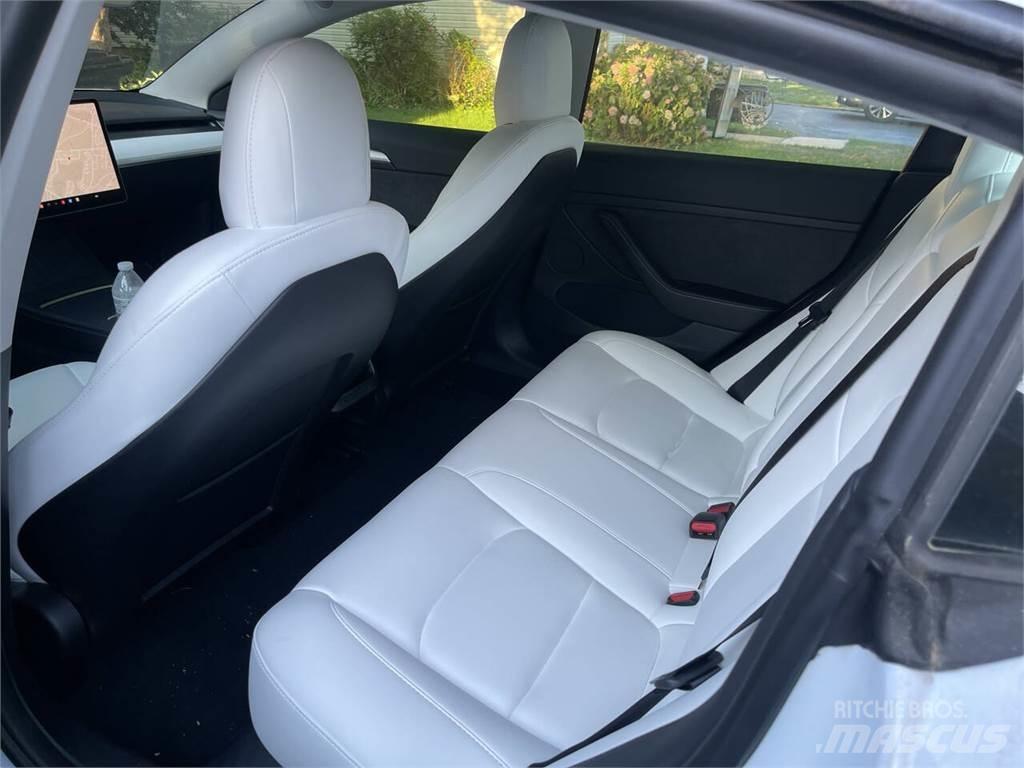 Tesla Model 3 自動車
