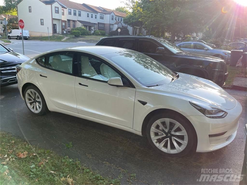 Tesla Model 3 自動車