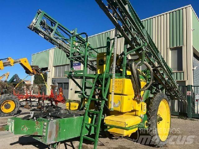 John Deere 824 SE 牽引型スプレイヤー