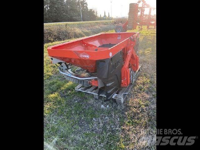 Kuhn AXIS 20.1W ミネラル散布機
