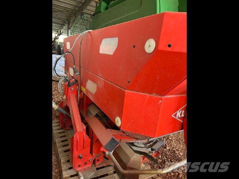 Kuhn AXIS 40.2 ミネラル散布機