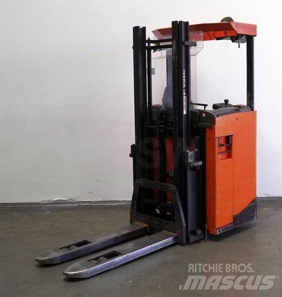 BT SRE135 自走式スタッカー