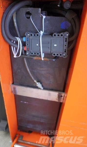 BT SRE135 自走式スタッカー