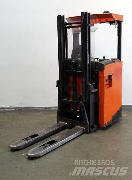 BT SRE135 自走式スタッカー