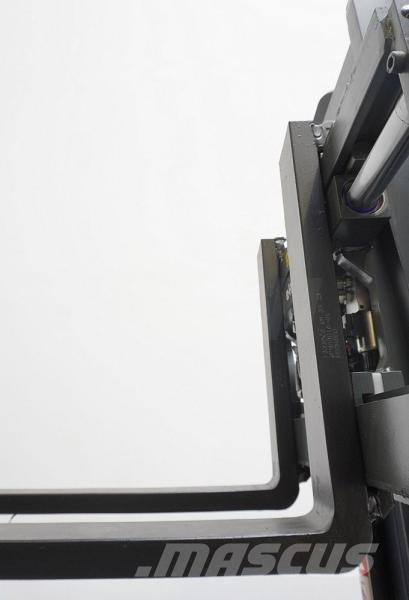 Combilift WR4 全方向リーチ型フォークリフト