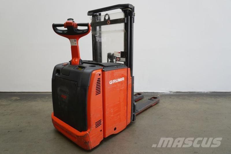 Linde D 12 133 自走式スタッカー