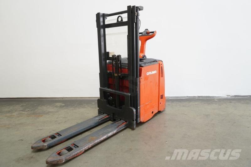 Linde D 12 133 自走式スタッカー
