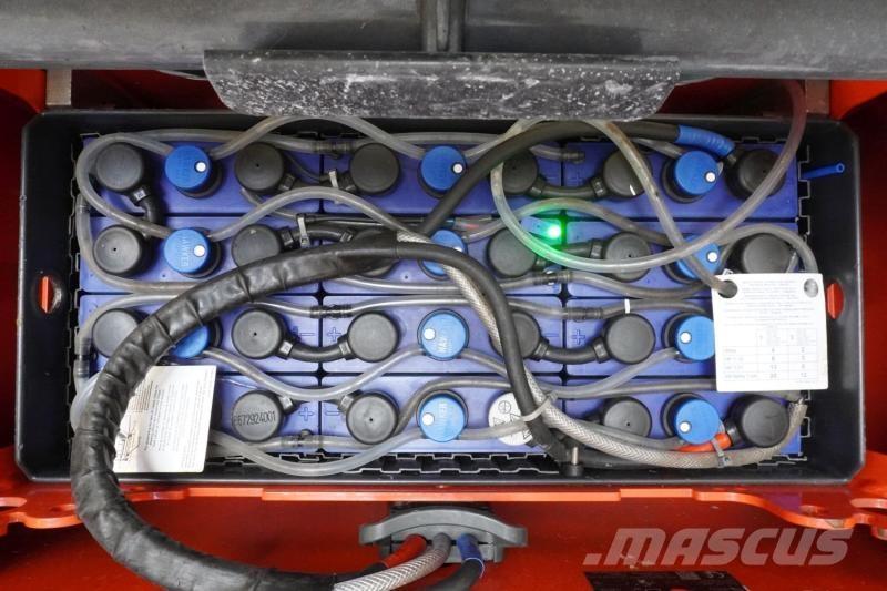 Linde D 12 133 自走式スタッカー