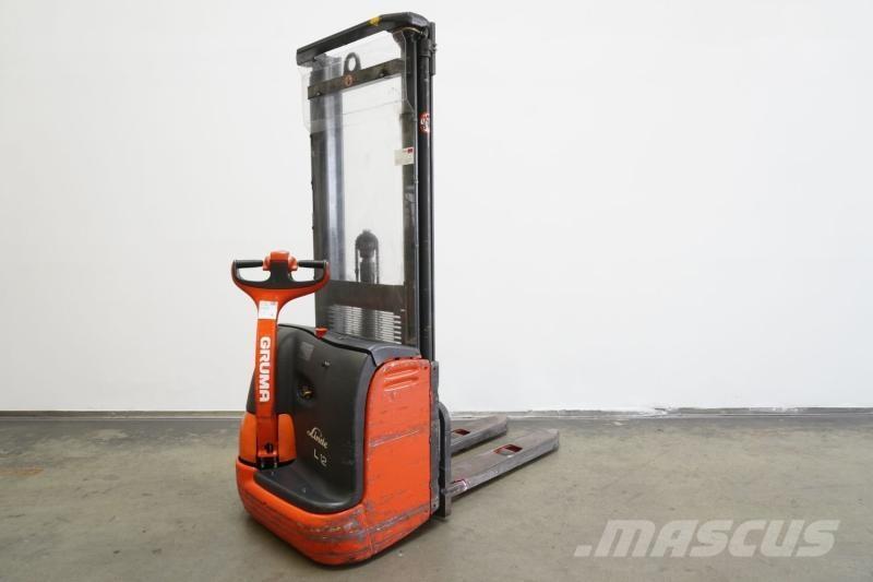 Linde L 12 379 自走式スタッカー