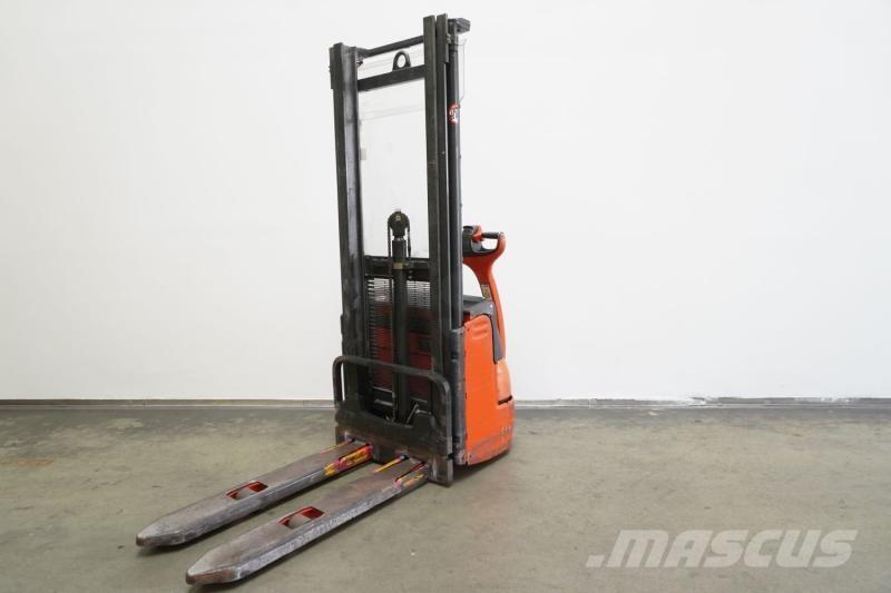 Linde L 12 379 自走式スタッカー