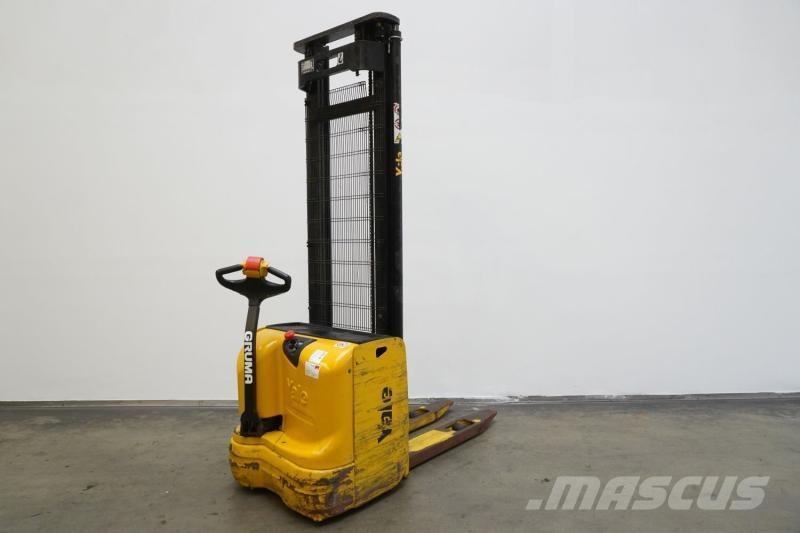 Yale MS12AC 自走式スタッカー