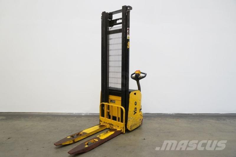 Yale MS12AC 自走式スタッカー