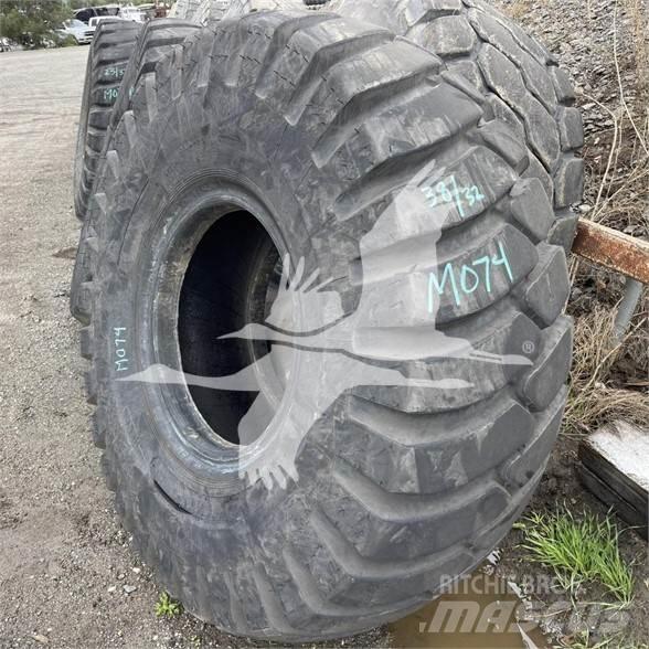 Titan 23.5x25 タイヤ、ホイル、リム