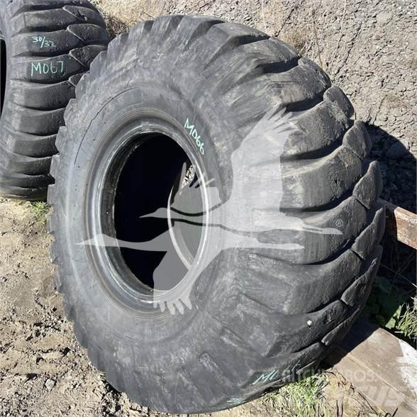 Titan 23.5x25 タイヤ、ホイル、リム