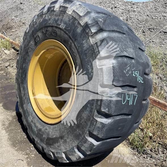 Toyo 35/65x33 タイヤ、ホイル、リム