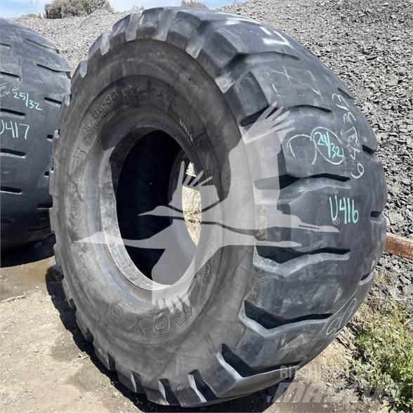 Toyo 35/65x33 タイヤ、ホイル、リム