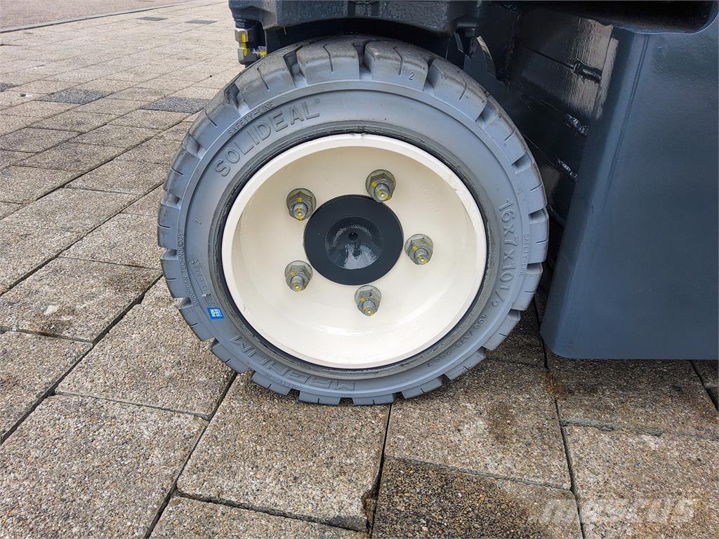 Combilift CBE 3000 全方向リーチ型フォークリフト