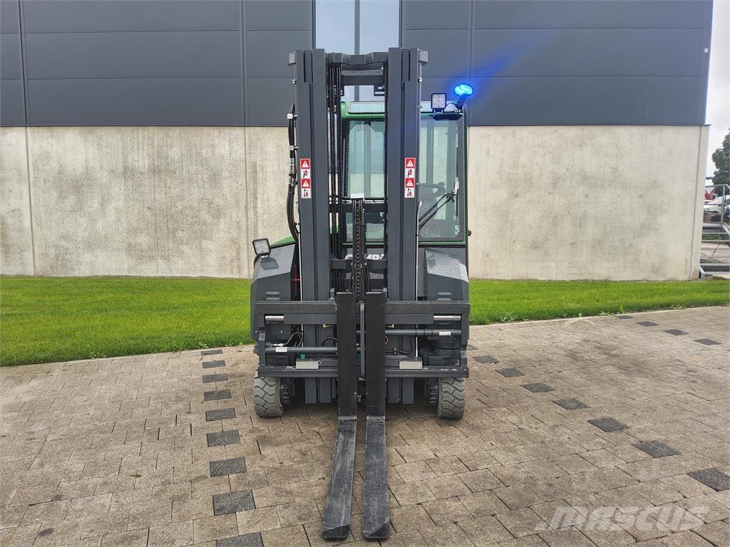 Combilift CBE 3000 全方向リーチ型フォークリフト